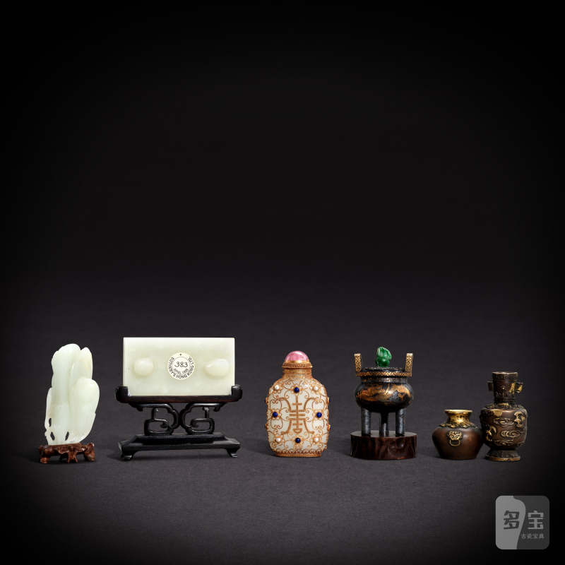A group of five jade and bronze ornaments, Qing dynasty, 18th - 19th century | 清十八至十九世紀 玉及銅擺件一組五件 - 图2